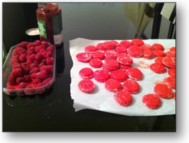 Remplissage des macarons avec framboise et confiture Remplissage des macarons avec framboise et confiture